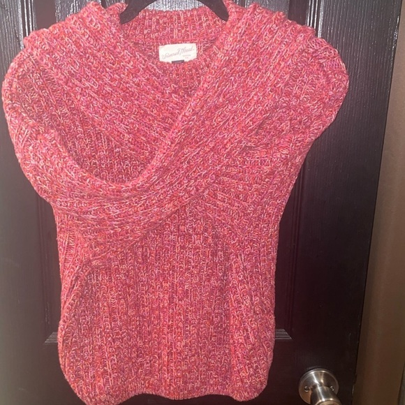 Universal Thread sweater in a size medium. - Picture 3 of 4